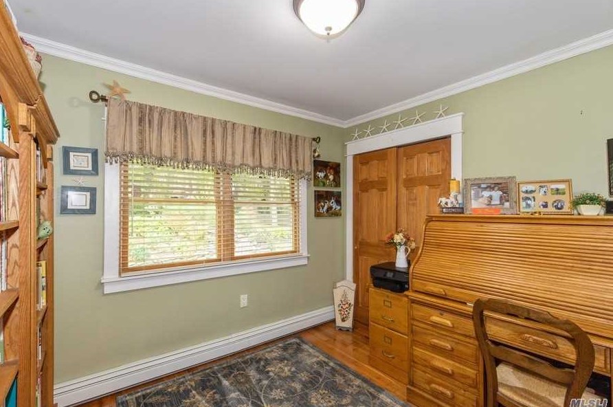 5 Rancher Pl, Hunt NY 11743-4019 exterior