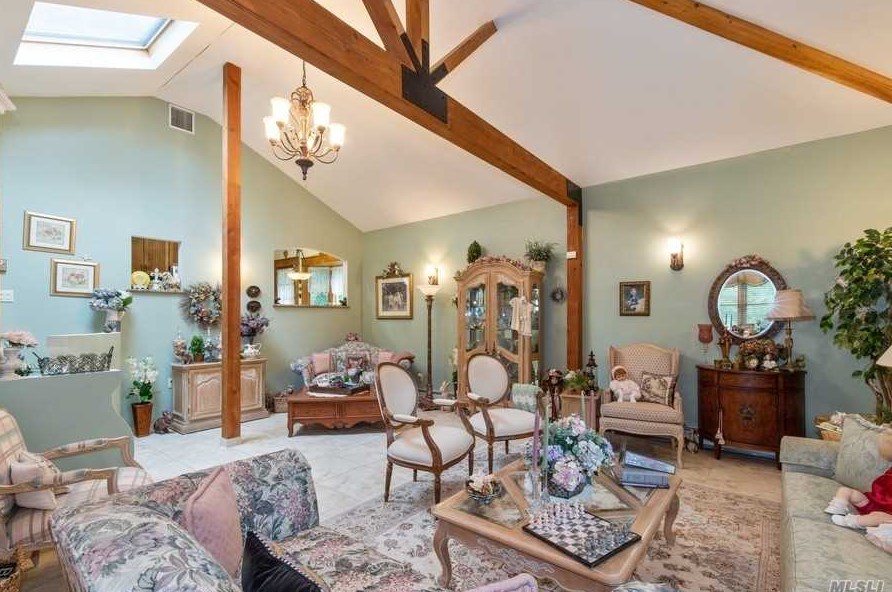 5 Rancher Pl, Hunt NY 11743-4019 exterior