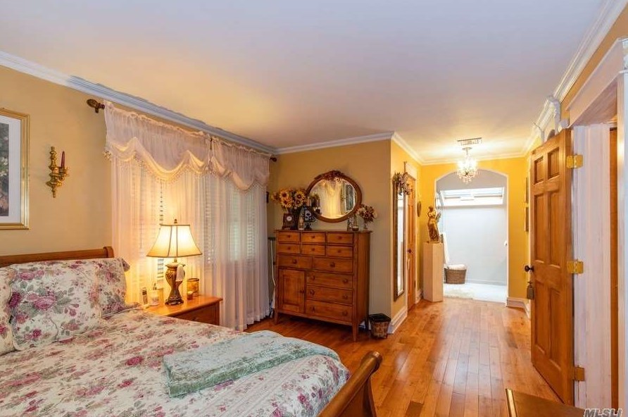 5 Rancher Pl, Hunt NY 11743-4019 exterior