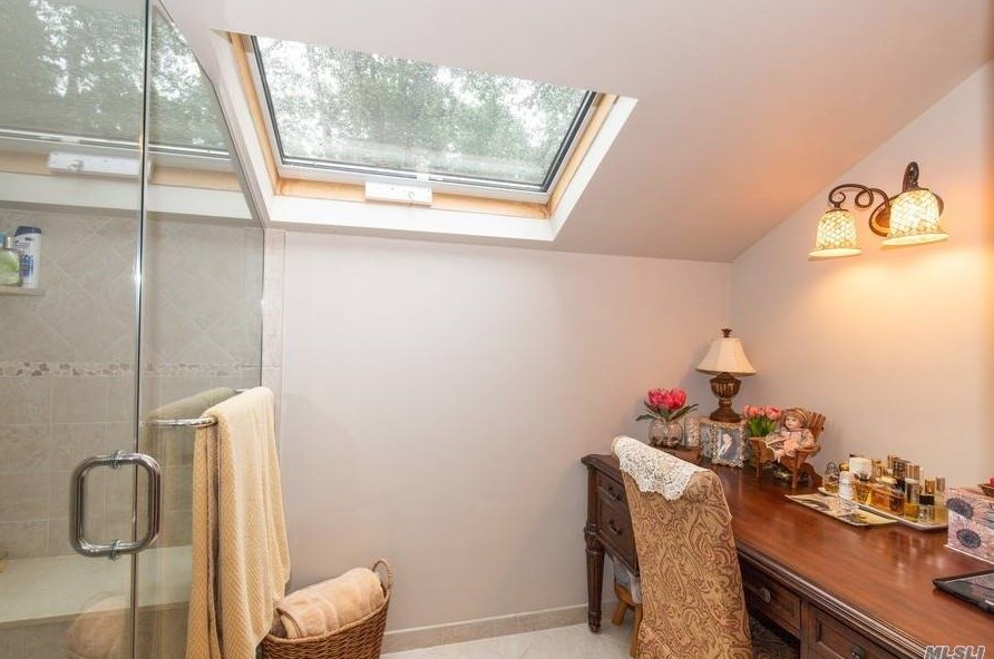 5 Rancher Pl, Hunt NY 11743-4019 exterior