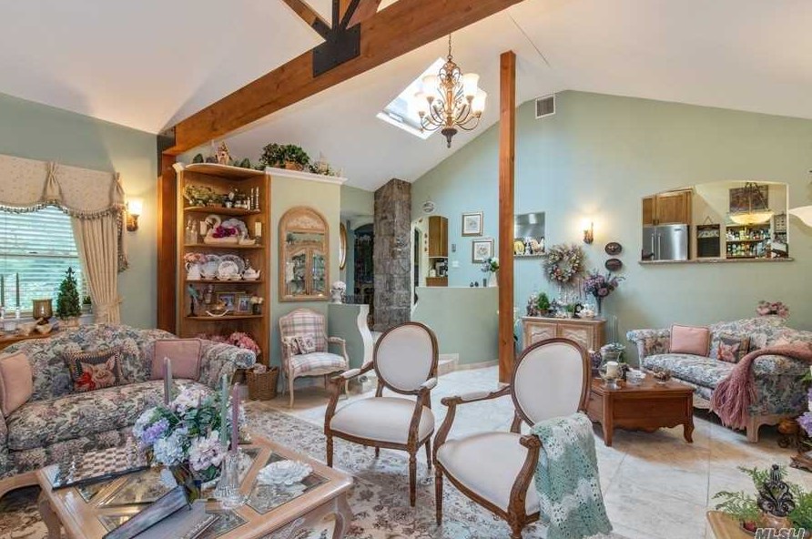 5 Rancher Pl, Hunt NY 11743-4019 exterior