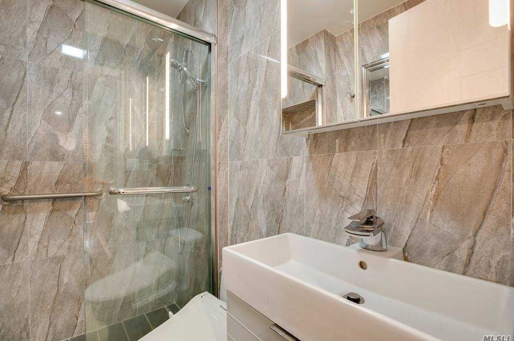 133-26 Avery Ave, Flushing NY exterior