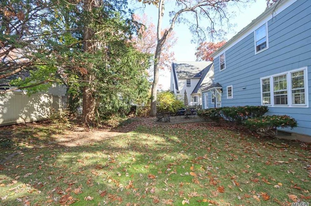 11 Margaret Blvd, North Merrick NY 11566-3106 exterior