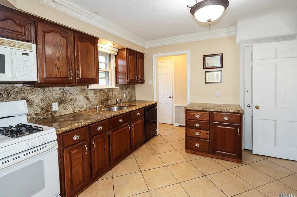 11 Margaret Blvd, North Merrick NY 11566-3106 exterior