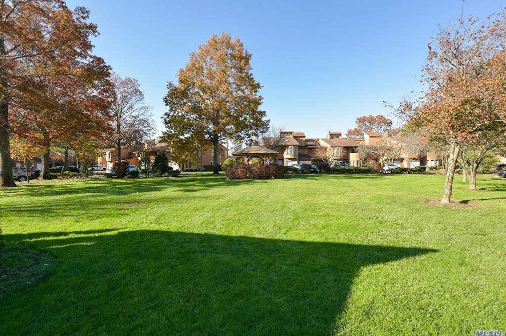 7 Kristin Ln, Hauppauge NY 11788-1239 exterior