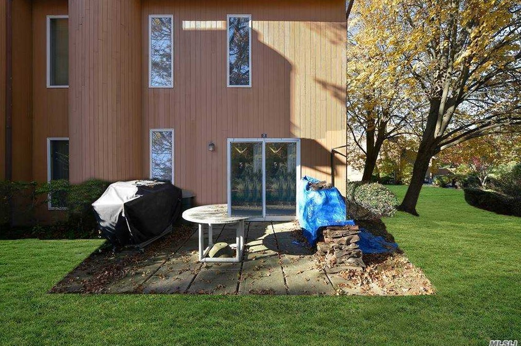 7 Kristin Ln, Hauppauge NY 11788-1239 exterior