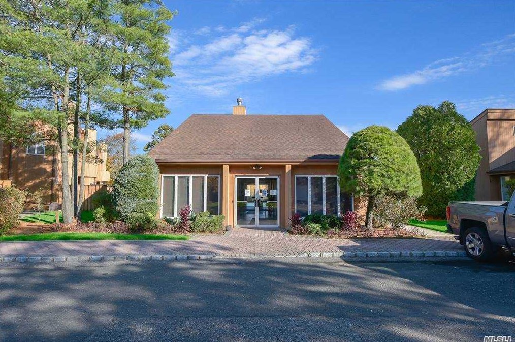 7 Kristin Ln, Hauppauge NY 11788-1239 exterior