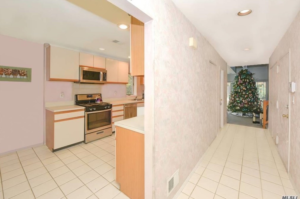 7 Kristin Ln, Hauppauge NY 11788-1239 exterior