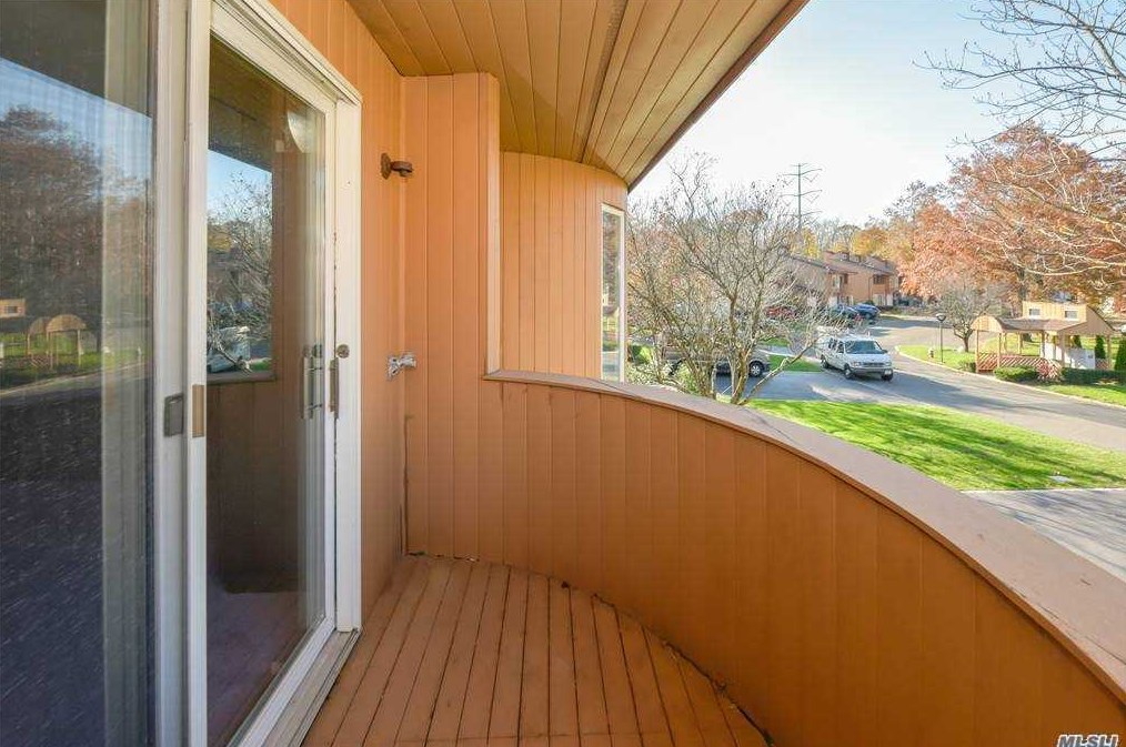 7 Kristin Ln, Hauppauge NY 11788-1239 exterior