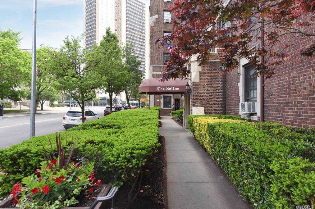 10914 Ascan Ave, Flushing NY  11375-5353 exterior