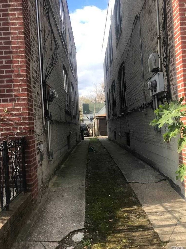 32 99th St, Flushing NY  11369-1315 exterior