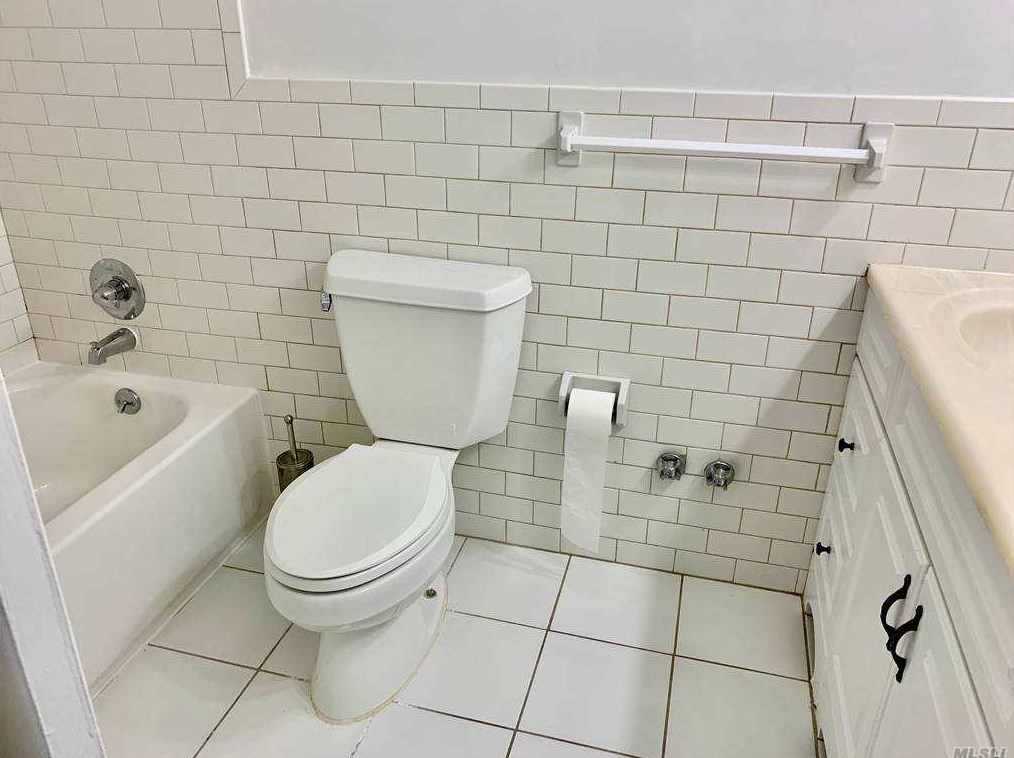 208-53 15th Rd, Flushing NY  11357-3010 exterior