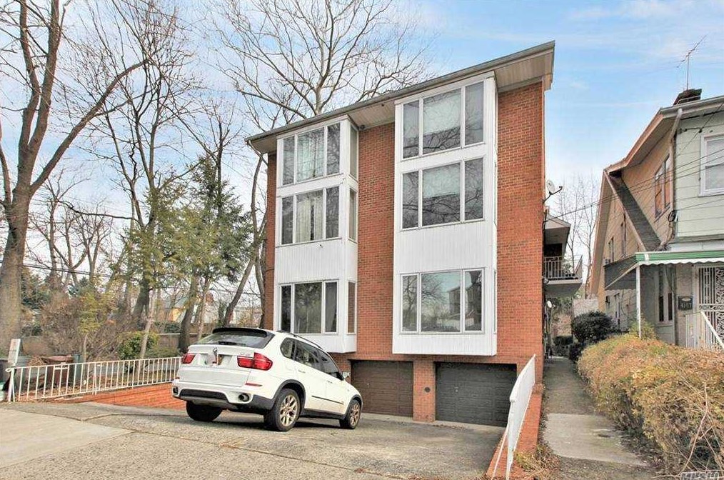 15702 Station Rd, Flushing NY 11355-1262 exterior