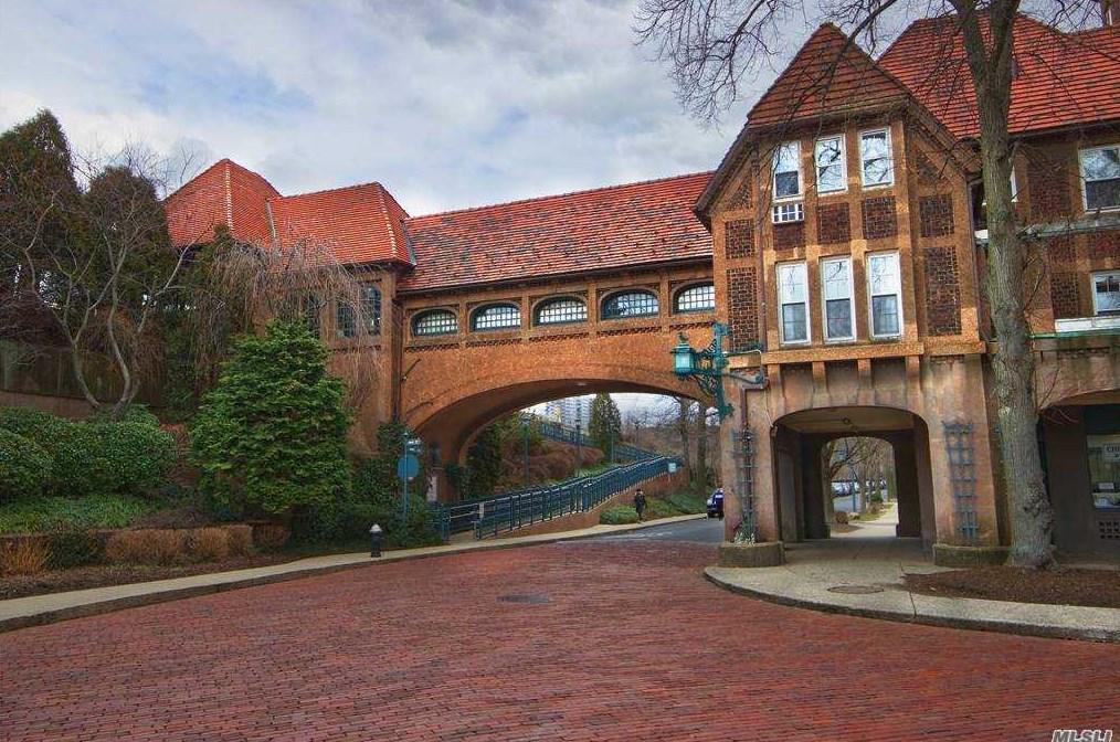 64-05 Yellowstone Blvd, Flushing NY  11375-2040 exterior