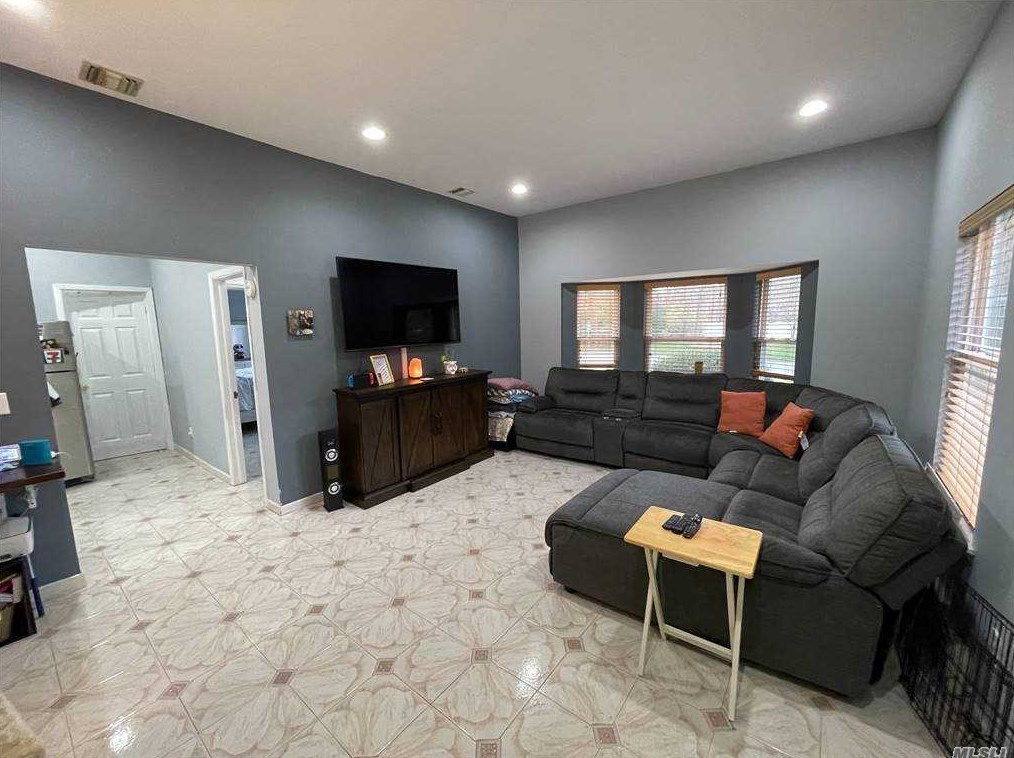 6 Jamie St, Panamoka NY  11961-3120 exterior