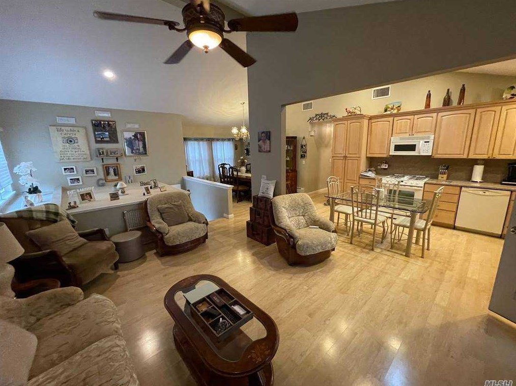 6 Jamie St, Panamoka NY  11961-3120 exterior