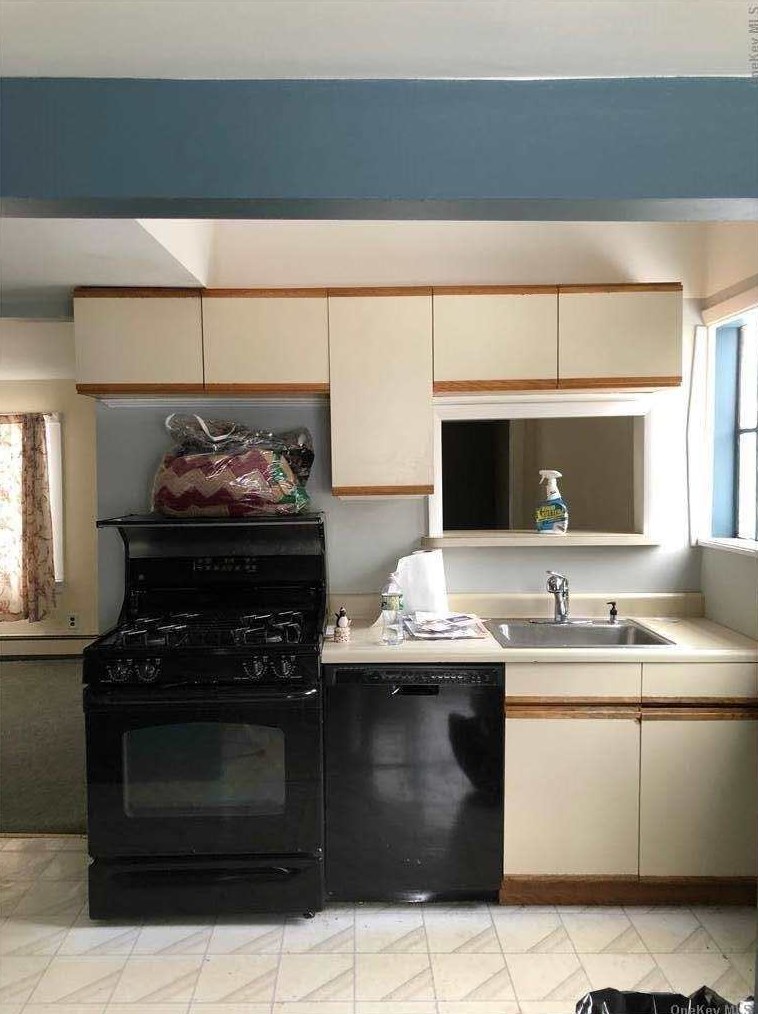 59 Adirondack Dr, Selden NY  11784-3234 exterior