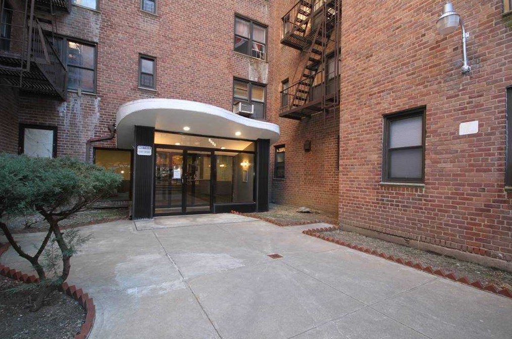 83-60 Vietor Ave, Flushing NY  11373-3256 exterior