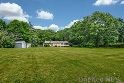 83 Manor Rd, Hunt NY  11743-4838 exterior