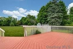 83 Manor Rd, Hunt NY  11743-4838 exterior