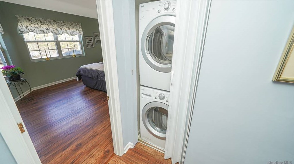 77 Commodore Cir, Prt Jefferson Station NY  11776-2265 exterior