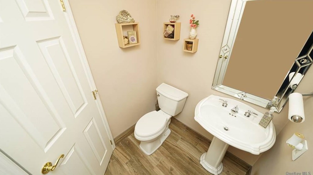 77 Commodore Cir, Prt Jefferson Station NY  11776-2265 exterior