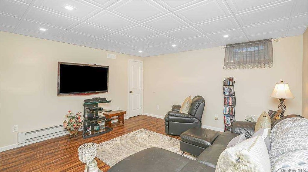 77 Commodore Cir, Prt Jefferson Station NY  11776-2265 exterior