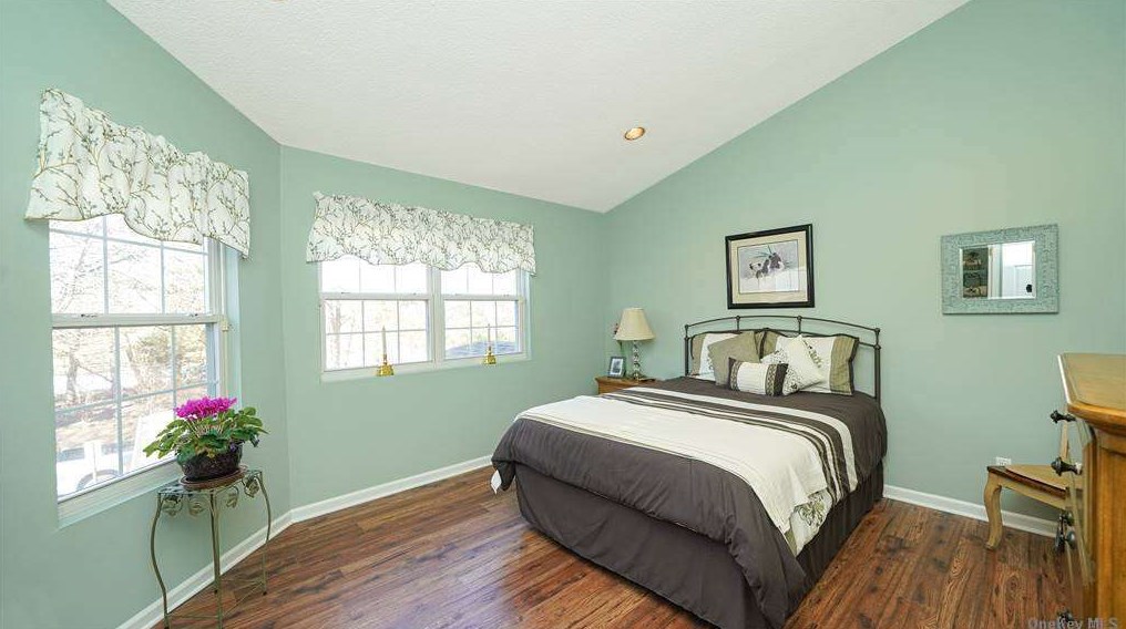 77 Commodore Cir, Prt Jefferson Station NY  11776-2265 exterior