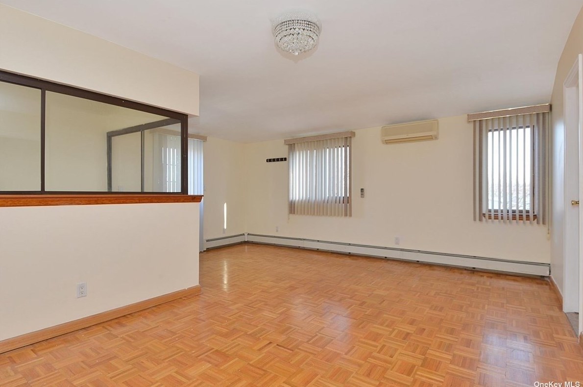 75-32 167th St, Flushing NY  11366-1125 exterior