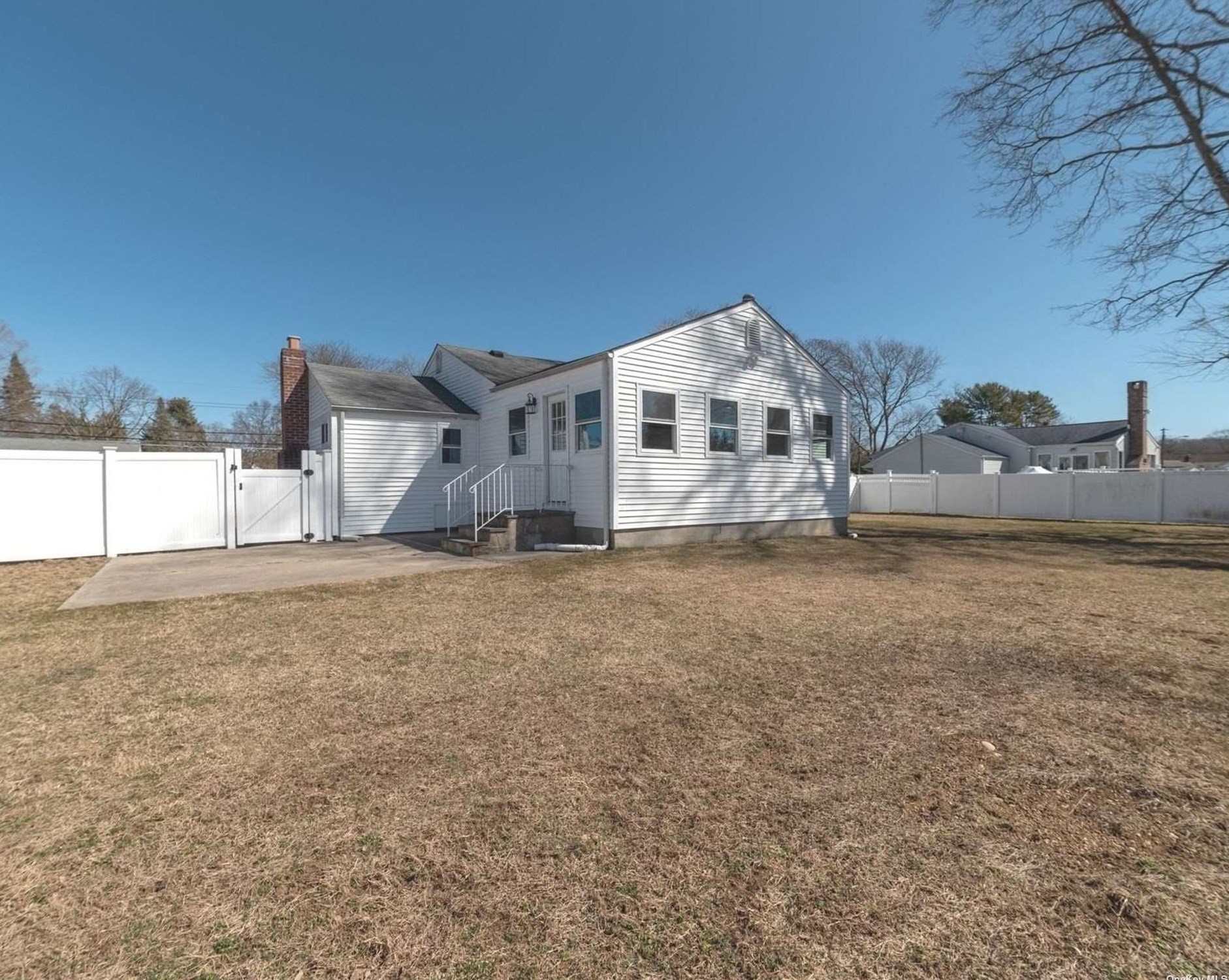 12 Kipling Dr, Greenlawn NY  11740-2713 exterior