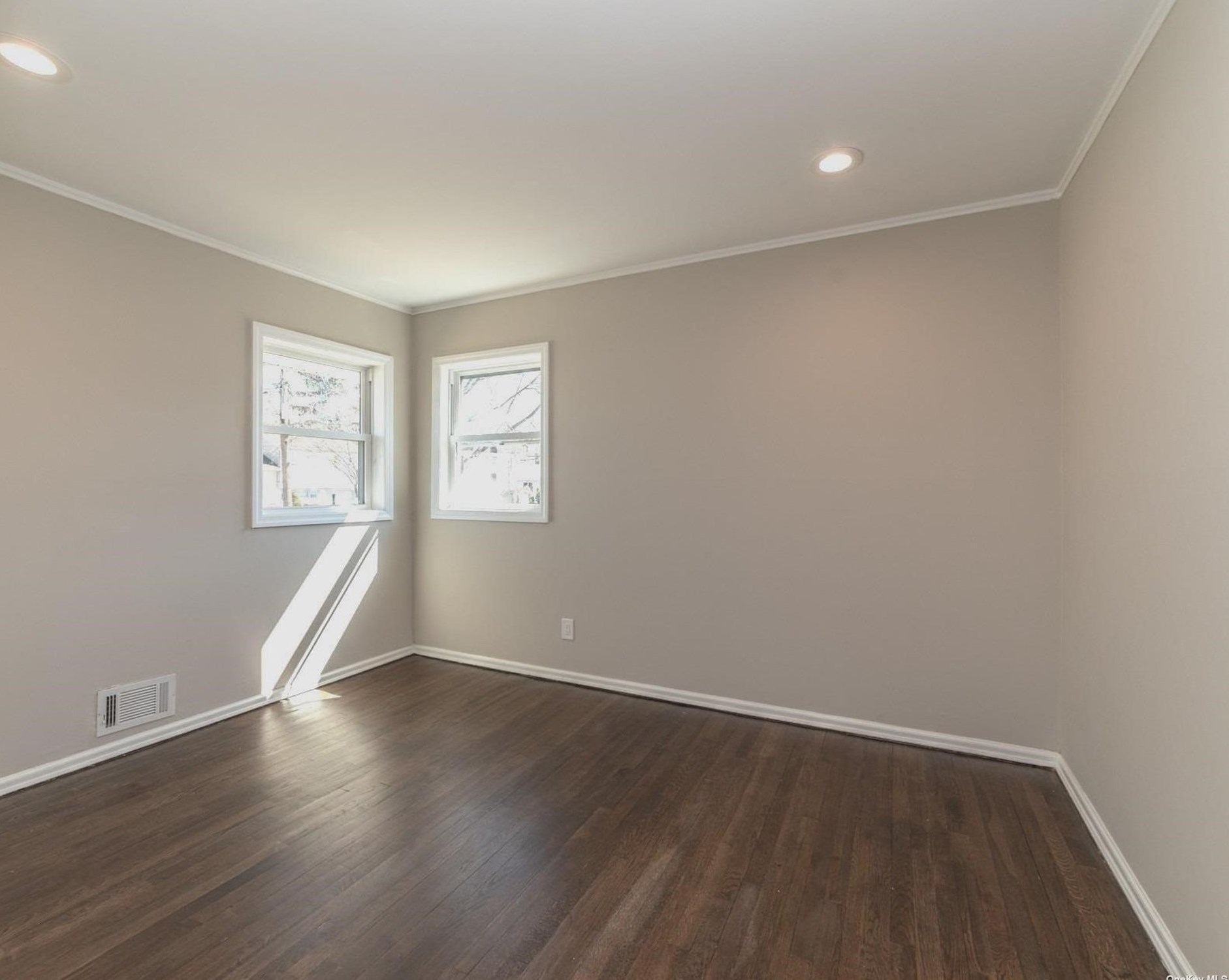 12 Kipling Dr, Greenlawn NY  11740-2713 exterior