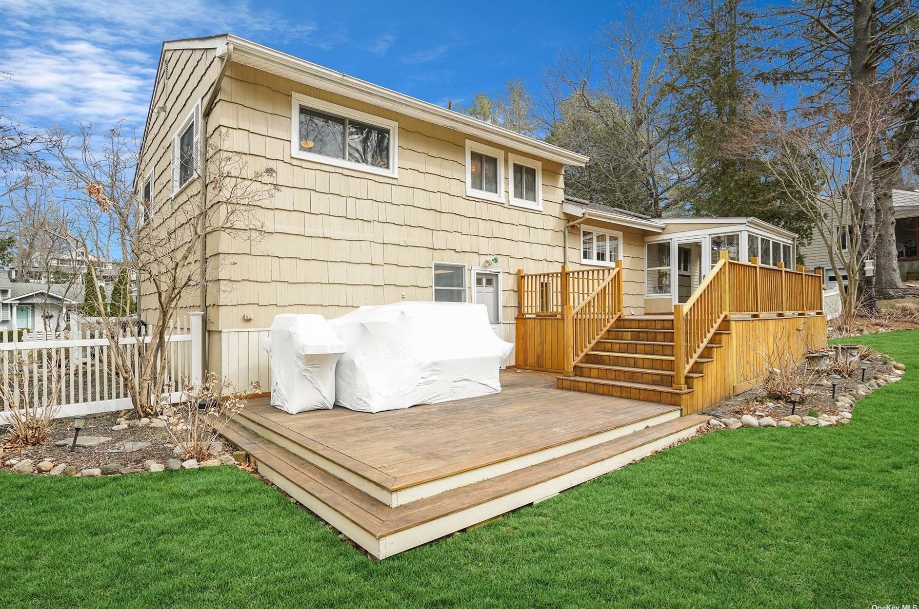 7 Falcon Pl, Hunt NY  11743-1426 exterior