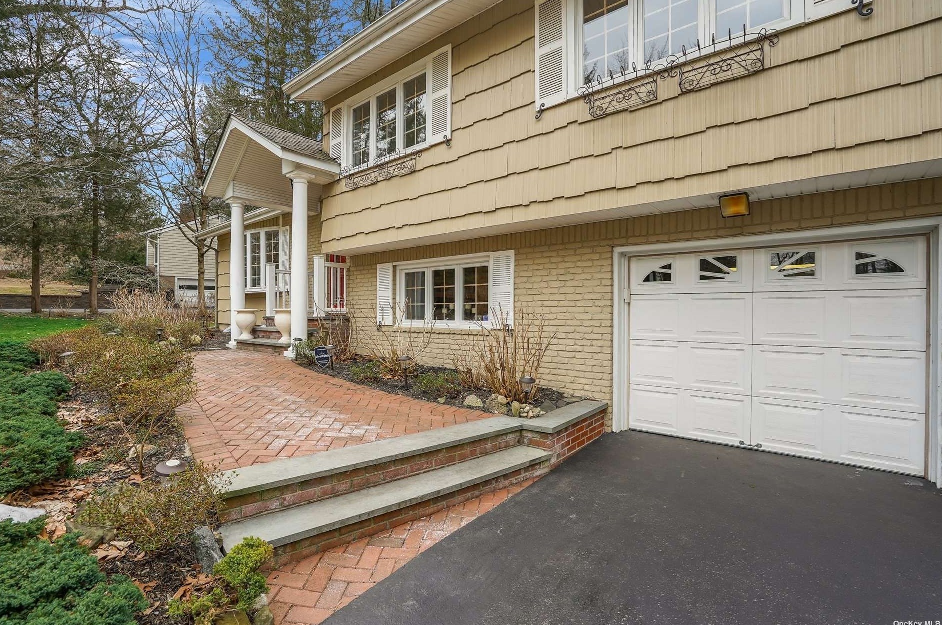 7 Falcon Pl, Hunt NY  11743-1426 exterior