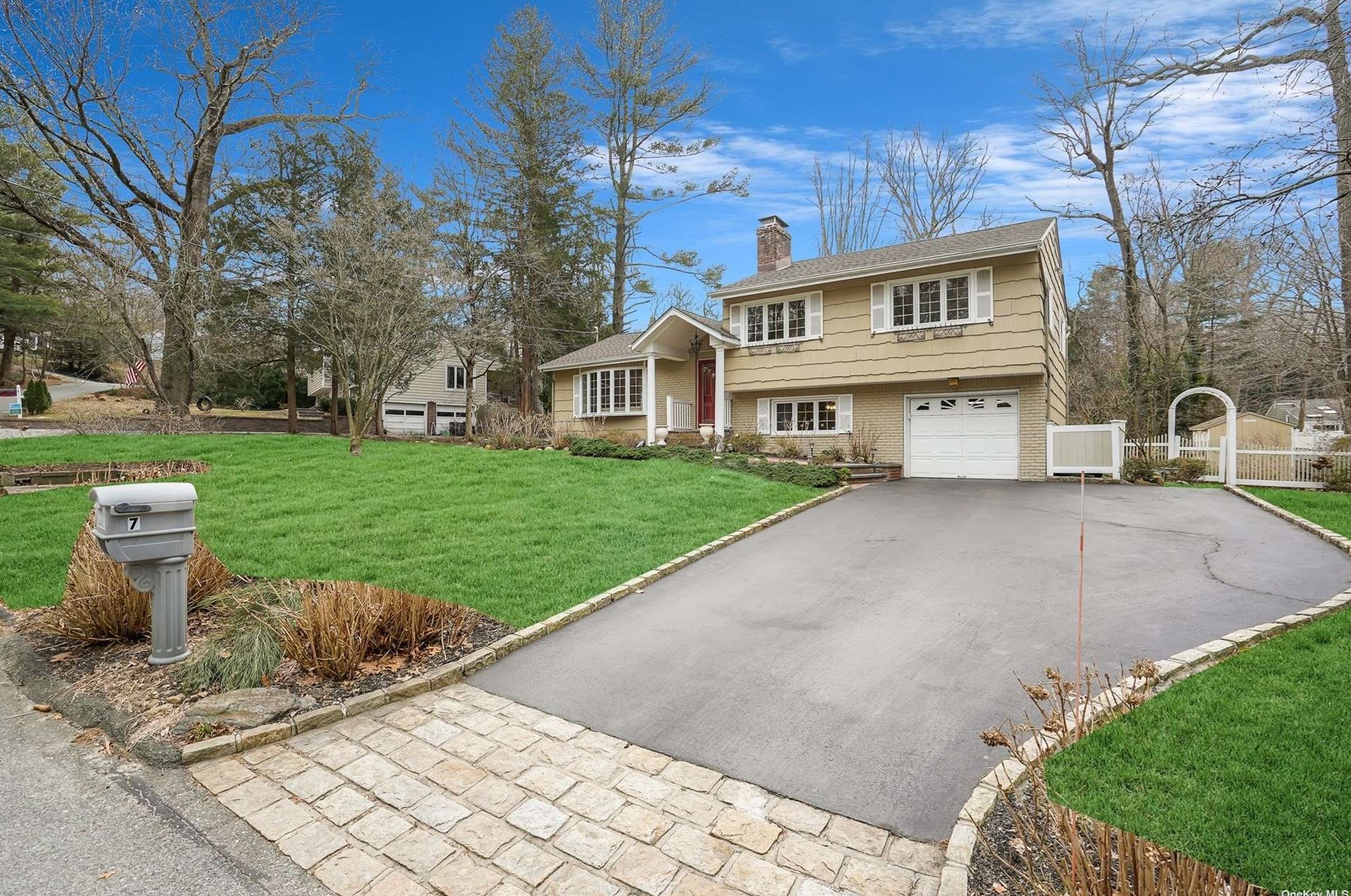 7 Falcon Pl, Hunt NY  11743-1426 exterior