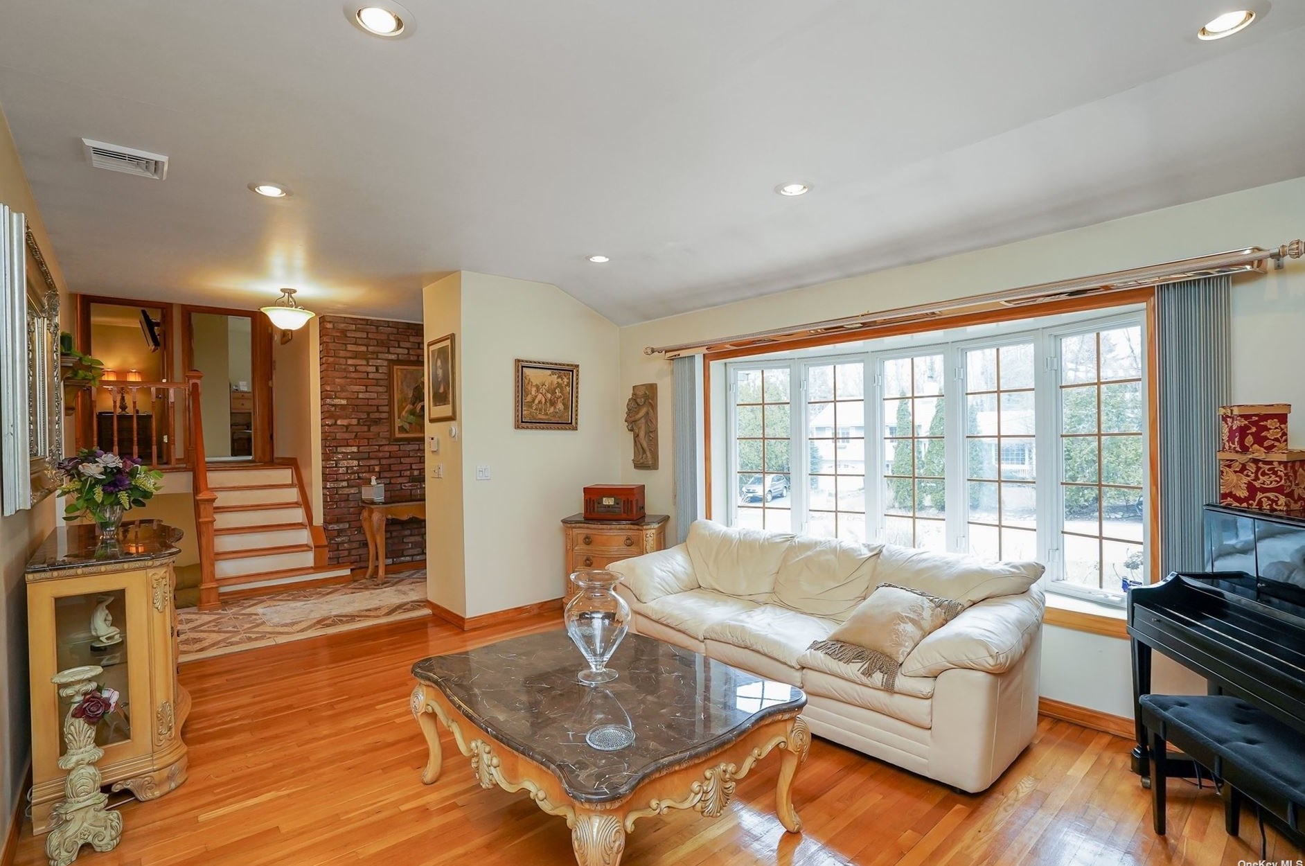 7 Falcon Pl, Hunt NY  11743-1426 exterior