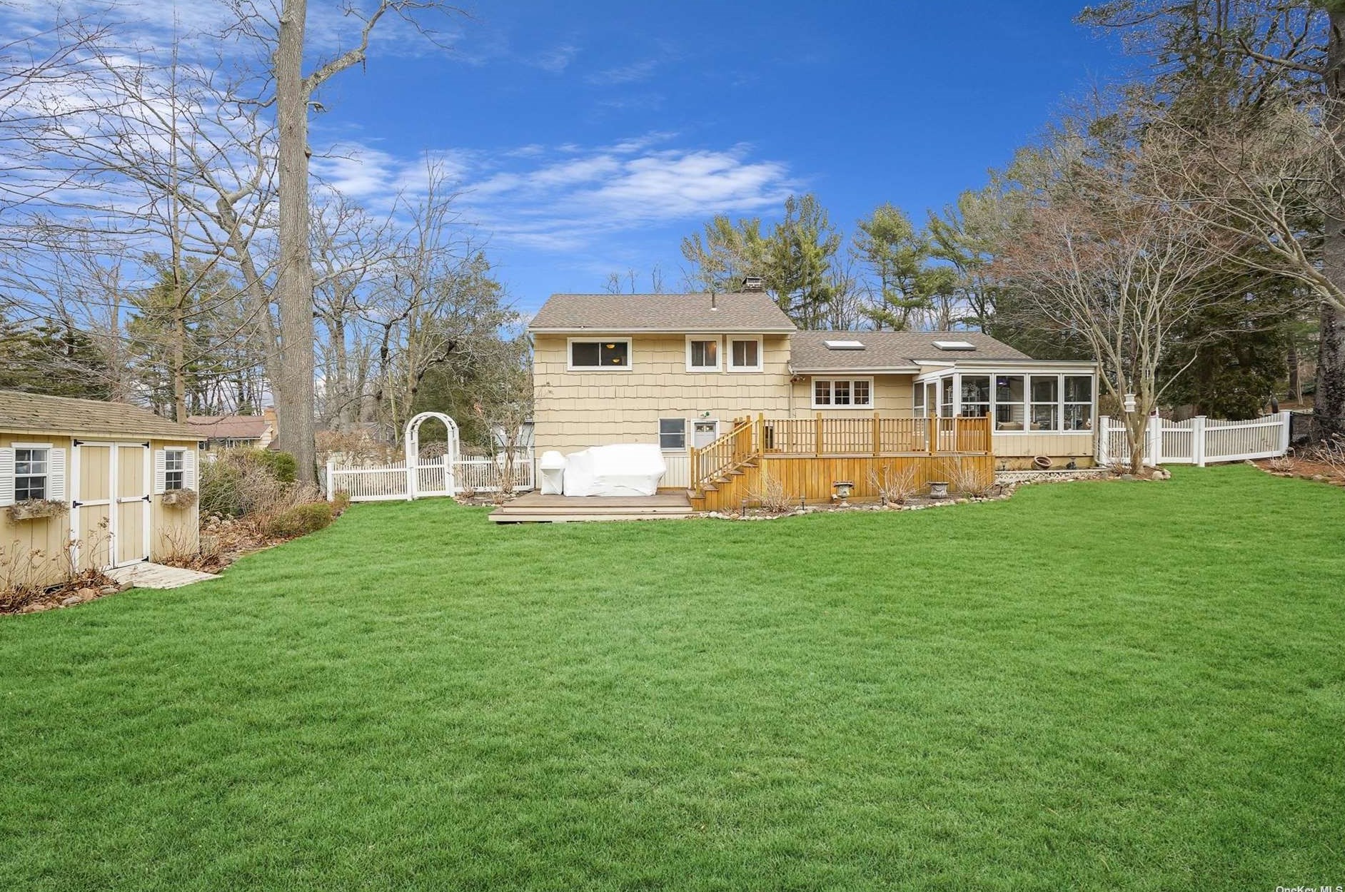 7 Falcon Pl, Hunt NY  11743-1426 exterior