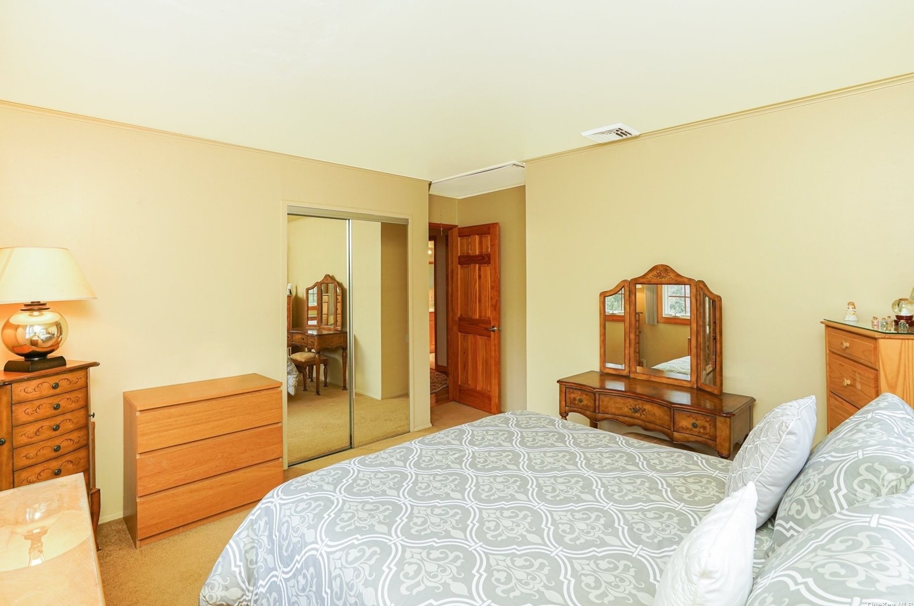 7 Falcon Pl, Hunt NY  11743-1426 exterior