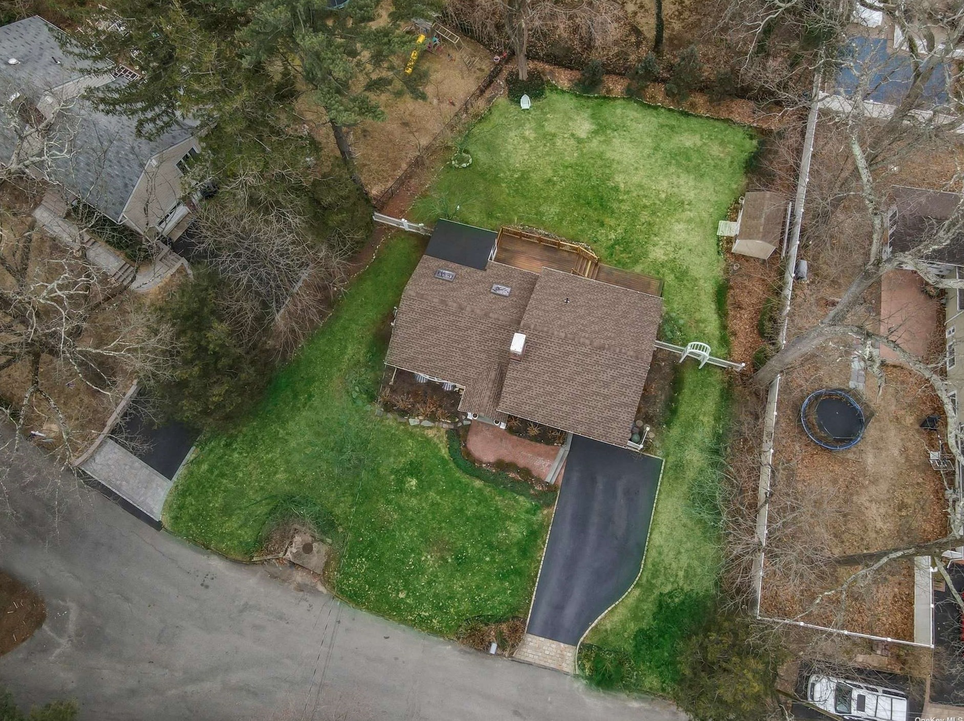 7 Falcon Pl, Hunt NY  11743-1426 exterior