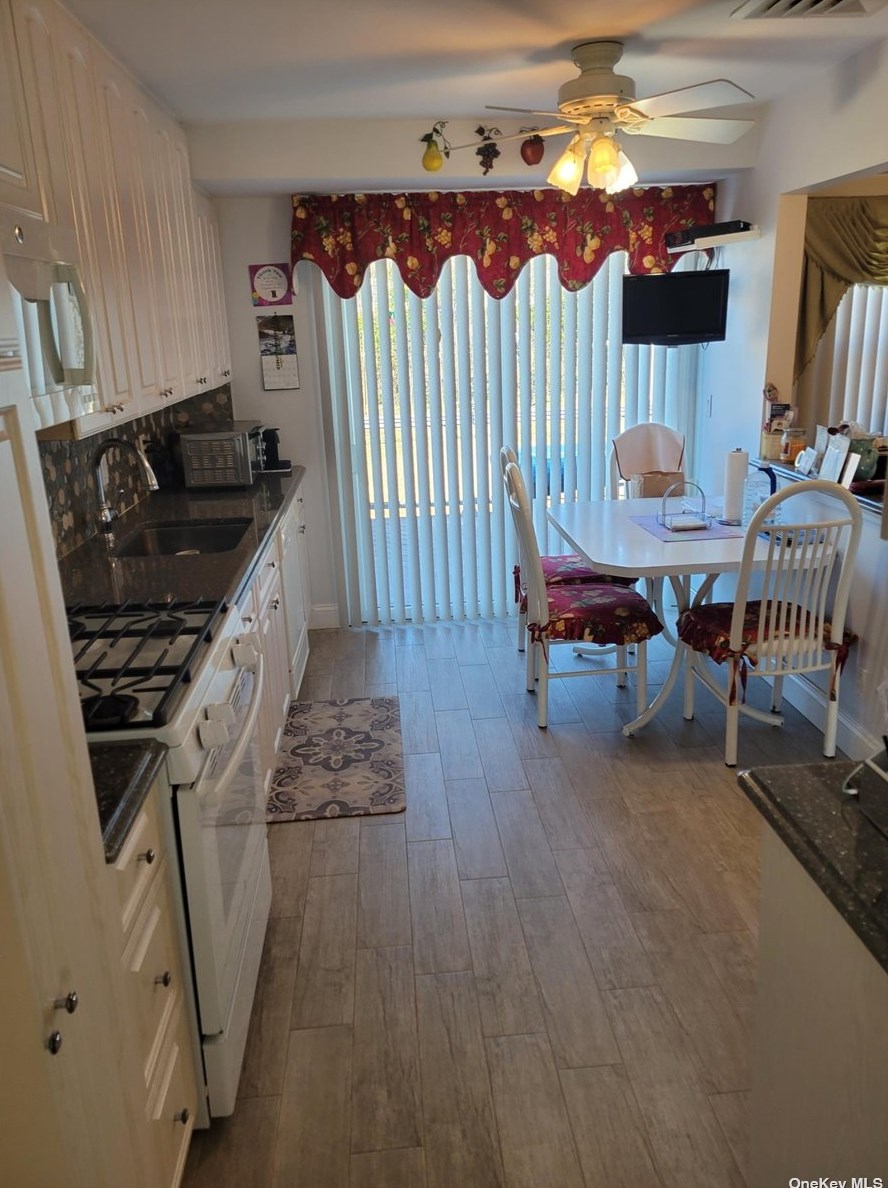 395 Clearmeadow Dr, Hempstead NY  11554-1225 exterior