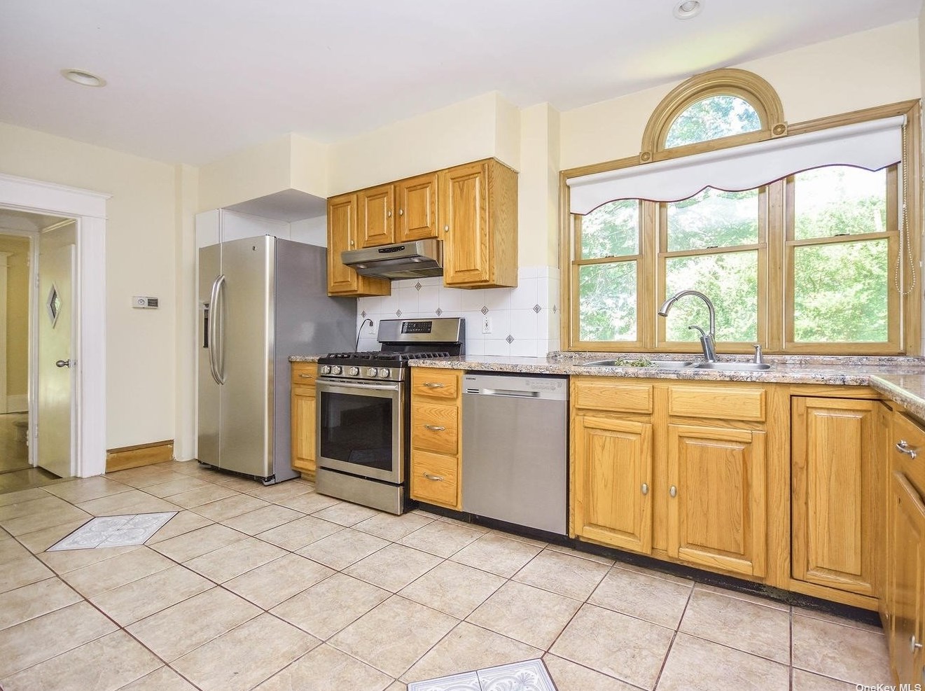 12 Hillside Ave, Port Washington NY  11050-2747 exterior