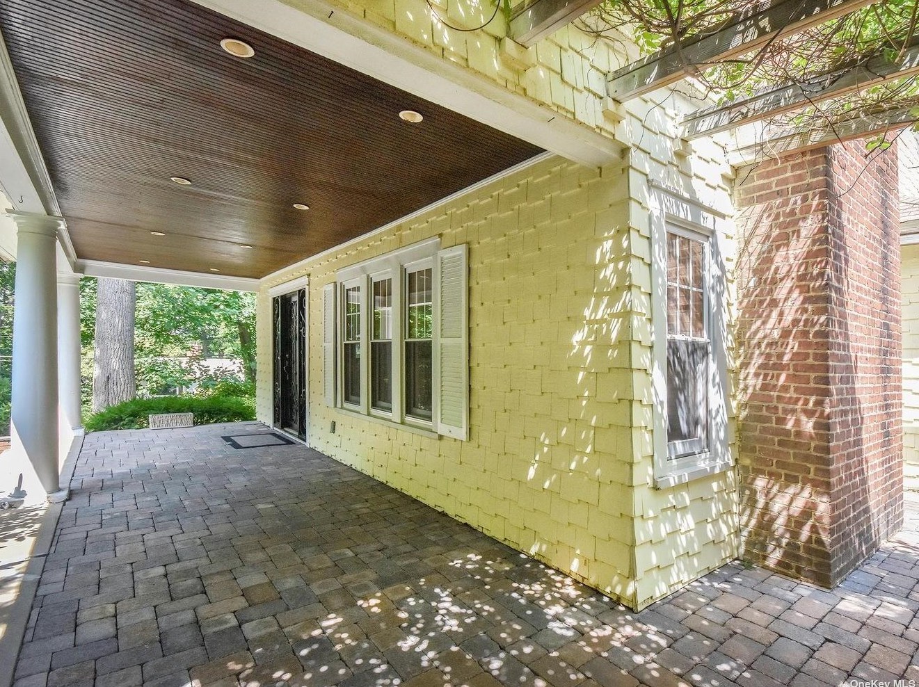 12 Hillside Ave, Port Washington NY  11050-2747 exterior
