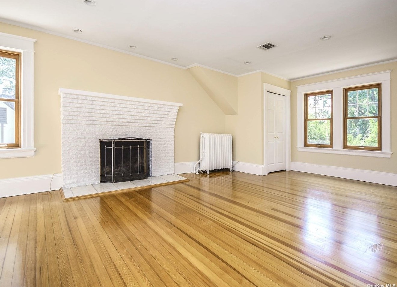 12 Hillside Ave, Port Washington NY  11050-2747 exterior