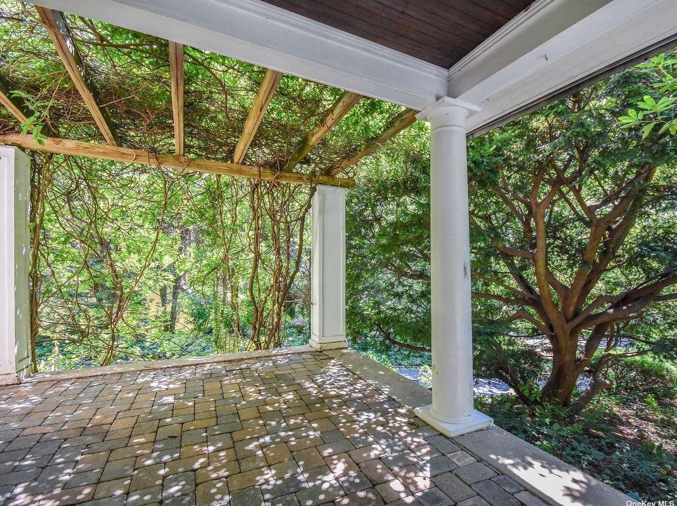 12 Hillside Ave, Port Washington NY  11050-2747 exterior