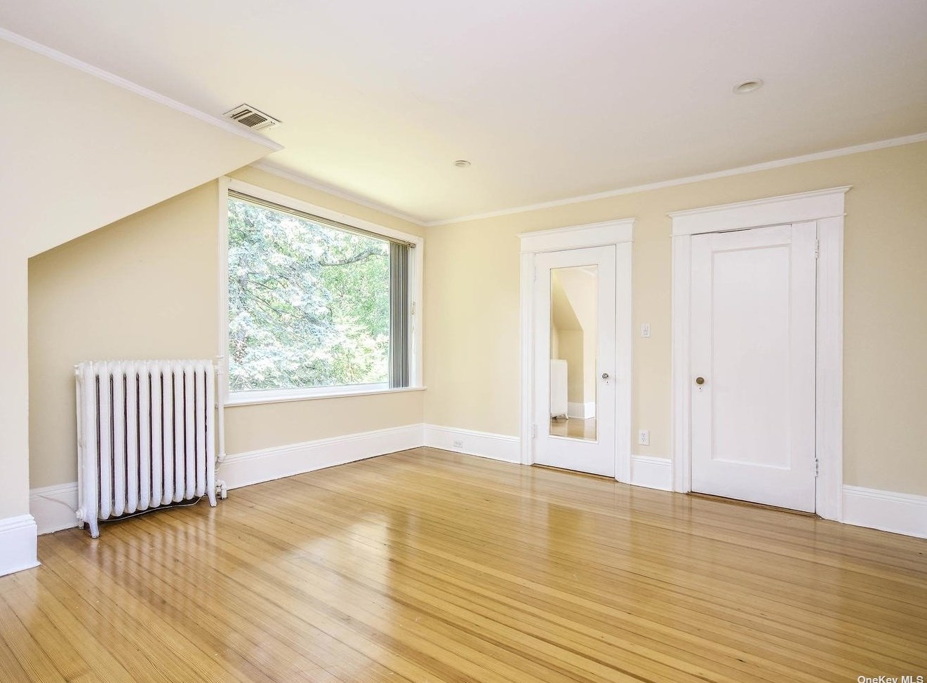 12 Hillside Ave, Port Washington NY  11050-2747 exterior