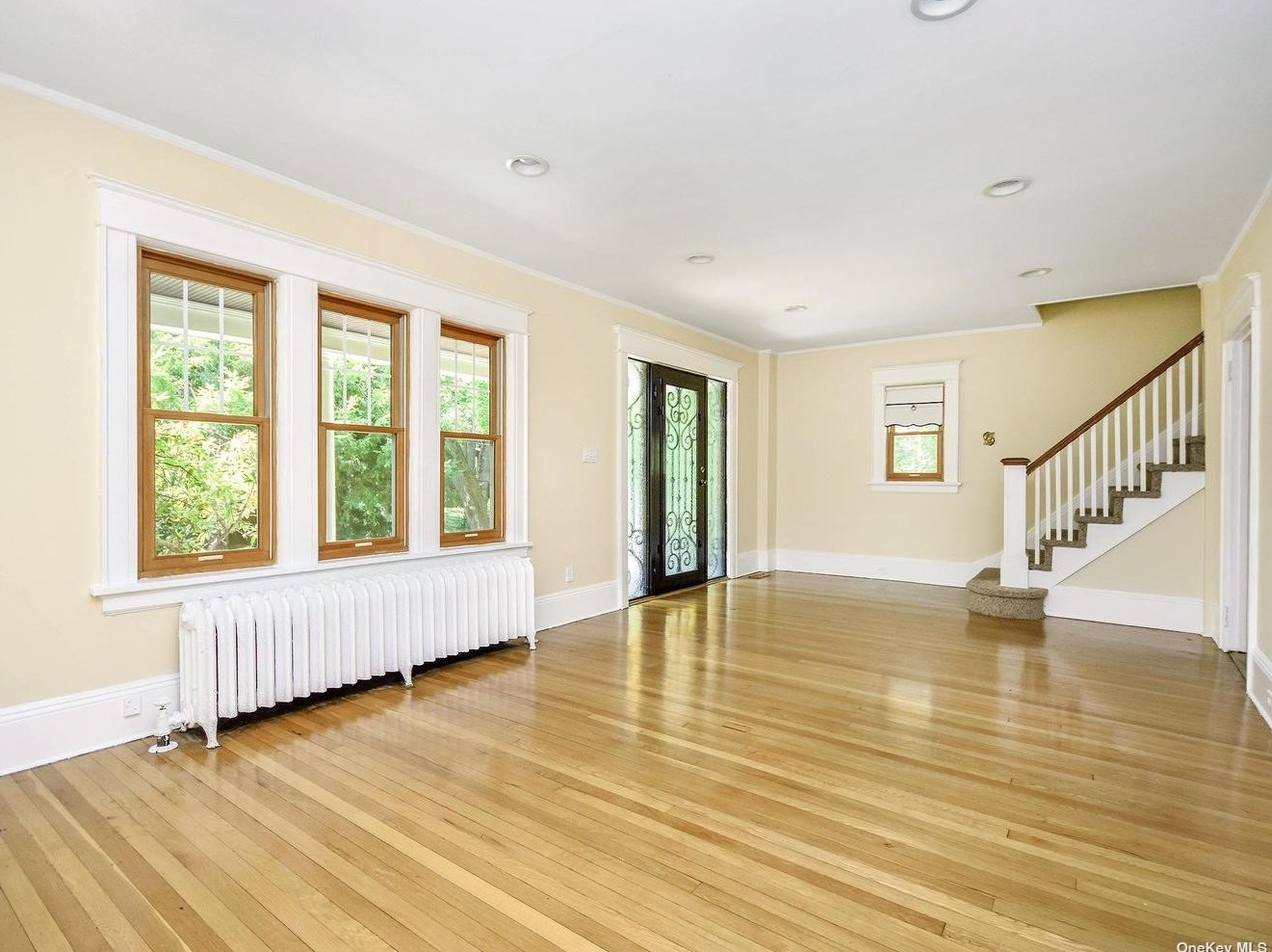 12 Hillside Ave, Port Washington NY  11050-2747 exterior