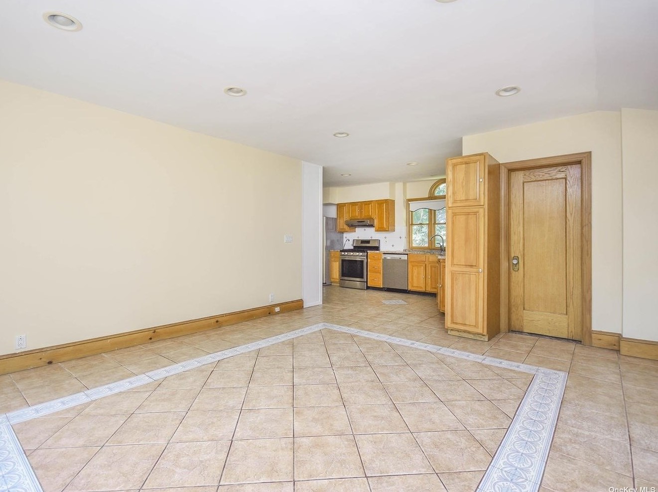 12 Hillside Ave, Port Washington NY  11050-2747 exterior