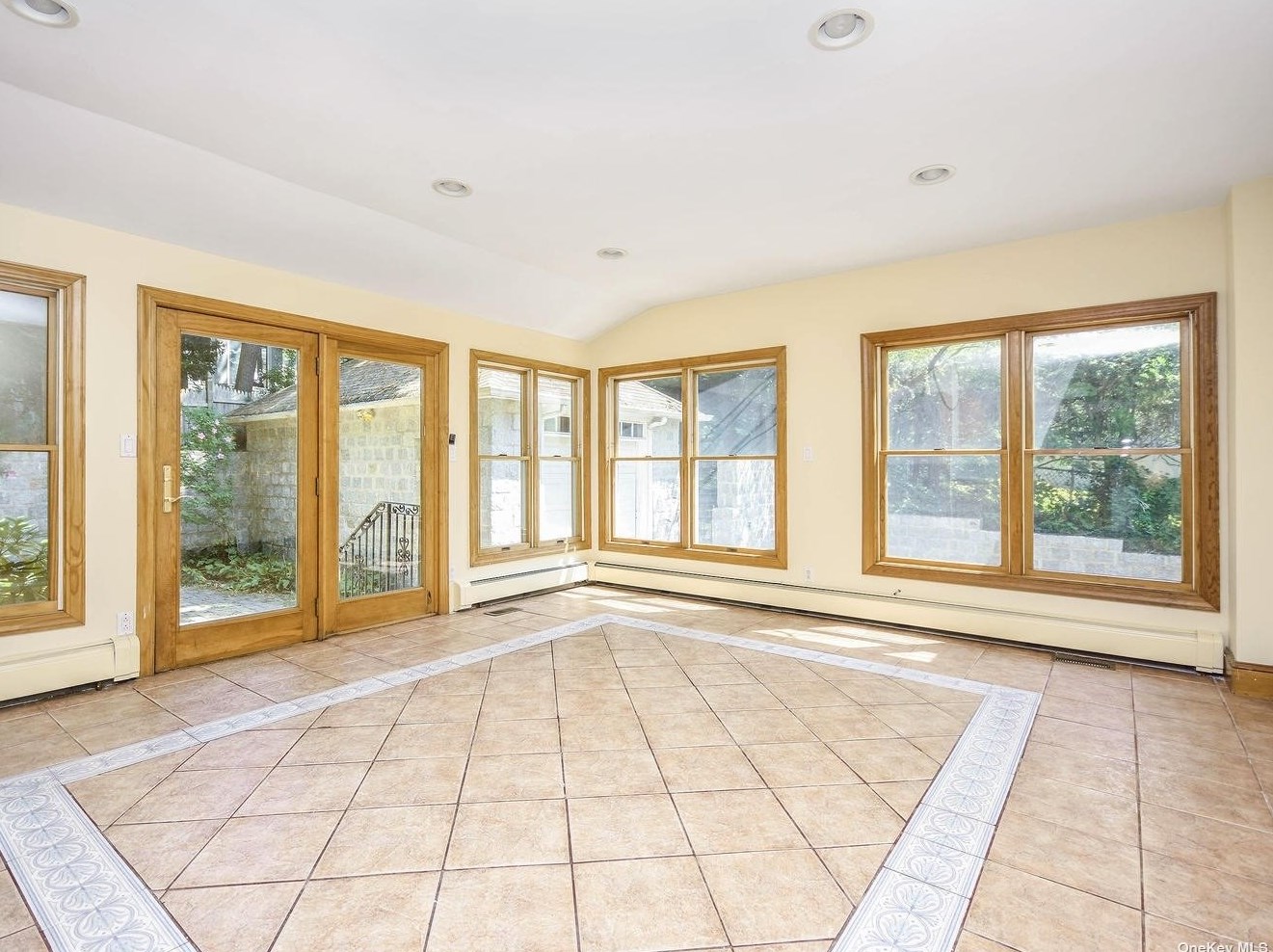 12 Hillside Ave, Port Washington NY  11050-2747 exterior