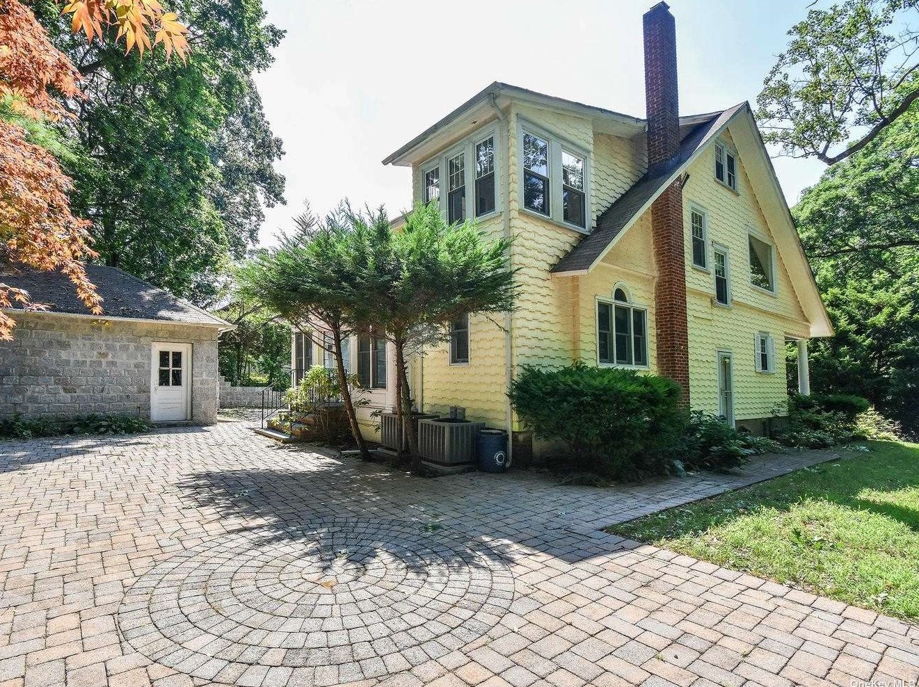 12 Hillside Ave, Port Washington NY  11050-2747 exterior