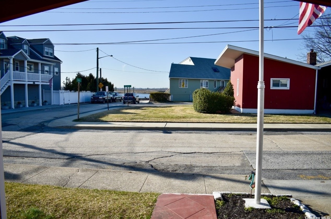 31 Norfolk Rd, Barnum Island NY  11558-1014 exterior