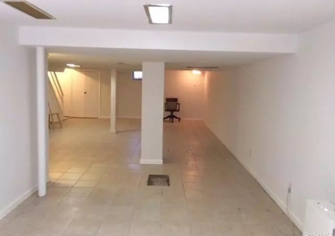 75-66 197th St, Flushing NY  11366-3905 exterior